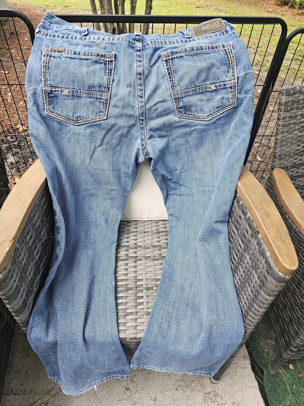 🚨CLEARANCE🚨 Ariat Light Blue Straight Fit Jeans with Tan Stitching - Picture 3 of 11